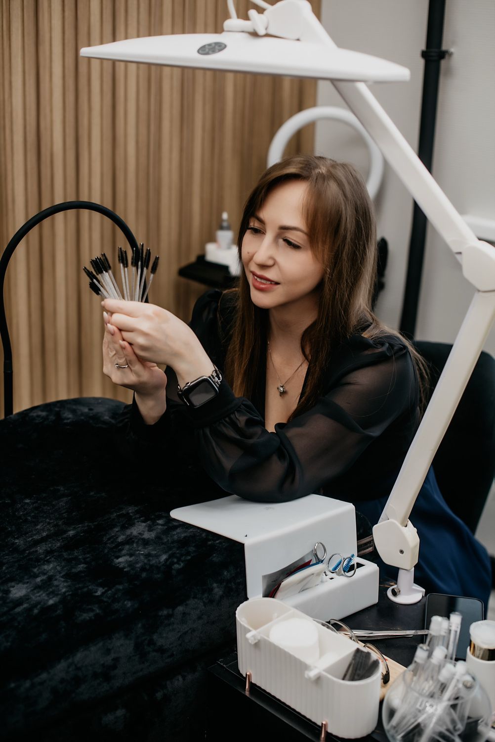 Наращивание ресниц в Климовске — мастер Анна Кокоулина за работой